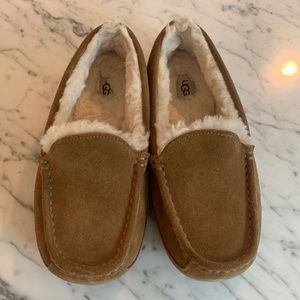 UGG boys slippers size 5
